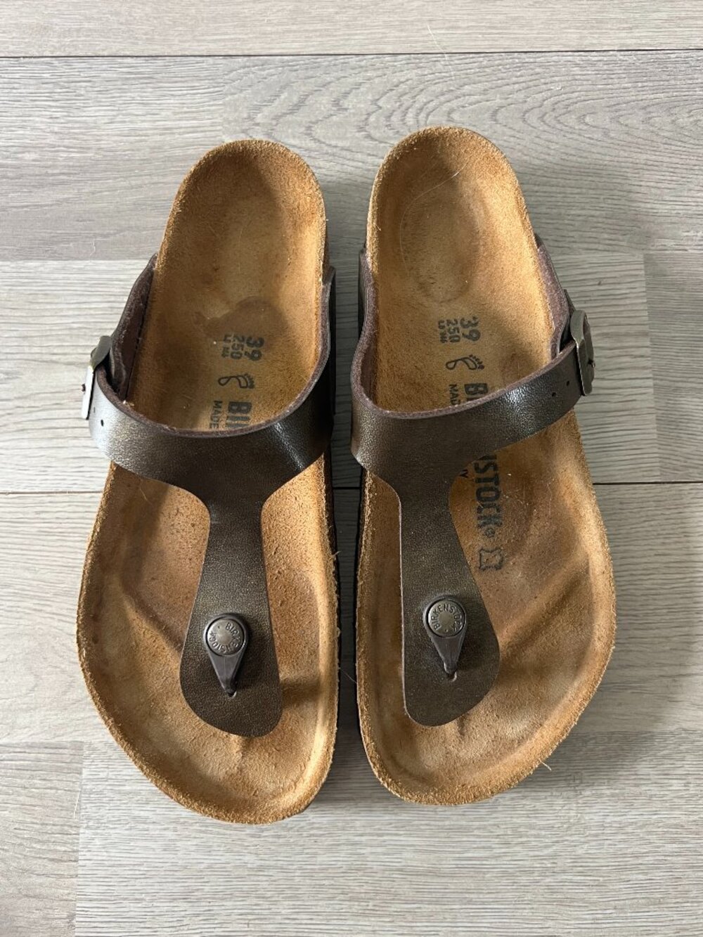 Birkenstock Gizeh Sandals Golden Brown Size 39 US 8 - 8 1/2